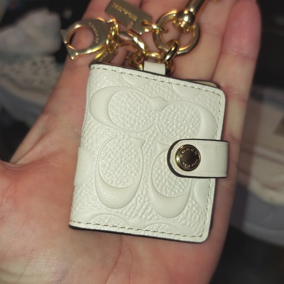 Coach Matte Chalk Debossed Logo Keyring Bag Clip - Picture 1 of 11